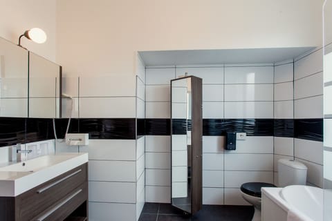 Deep soaking tub, free toiletries, hair dryer, towels