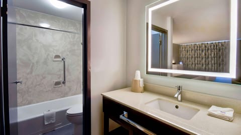 Combined shower/tub, towels