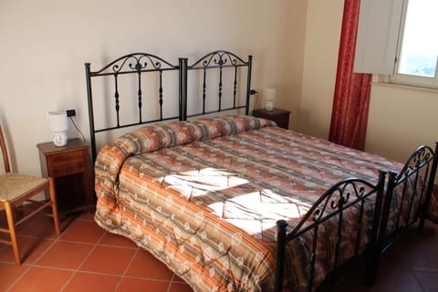 Double Room, Non Smoking | Minibar, desk, blackout drapes, soundproofing