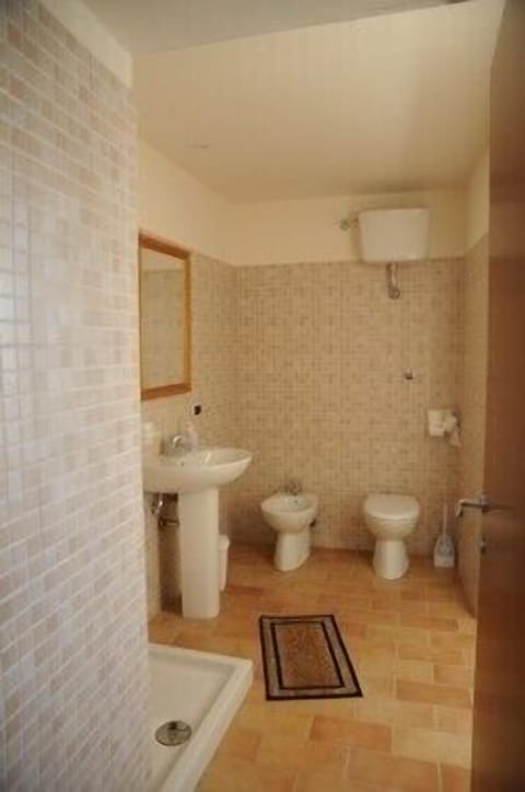 Triple Room, Non Smoking | Bathroom | Shower, free toiletries, hair dryer, bathrobes