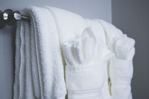 Combined shower/tub, rainfall showerhead, designer toiletries