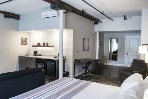 Executive Studio, 1 King Bed with Sofa bed | Hypo-allergenic bedding, individually decorated, individually furnished