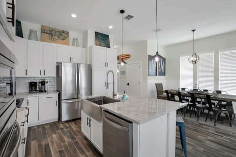 Spacious kitchen w/ stainless appliances, island workspace & open layout