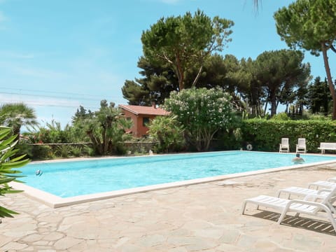 Water, Plant, Sky, Swimming Pool, Tree, Shade, Composite Material, Grass, Leisure, Landscape