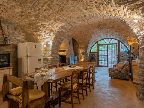 Building, Property, Room, Vault, Interior Design, Arch, Furniture, Architecture, Table, Ceiling