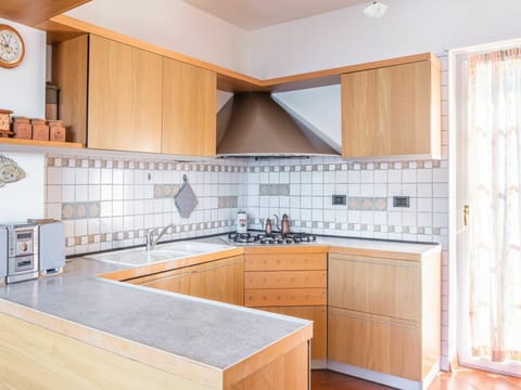 Cabinetry, Countertop, Property, Furniture, Building, Kitchen Stove, Kitchen Sink, Tap, Kitchen Appliance, Sink