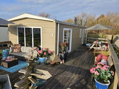 grote veranda met verschillende zitjes