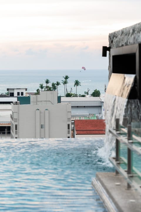 Swim-up bar