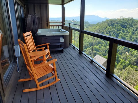Enjoy The Hot Tub With Amazing Views - Night or Day!