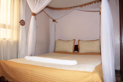 Standard Room | Desk, soundproofing, free WiFi, bed sheets