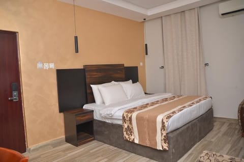 Royal Room | Individually decorated, individually furnished, desk, laptop workspace