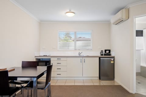 Executive Suite, 1 Bedroom, Non Smoking, Kitchenette (Spa Apartment) | Private kitchen | Fridge, microwave, electric kettle, cookware/dishes/utensils