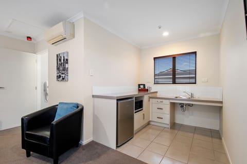 Comfort Studio, Mobility Accessible, Kitchenette | Private kitchen | Fridge, microwave, electric kettle, cookware/dishes/utensils