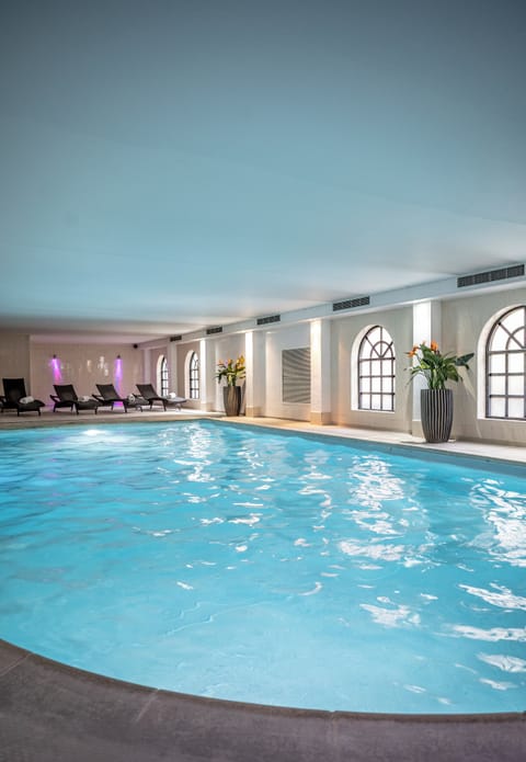 Indoor pool, sun loungers
