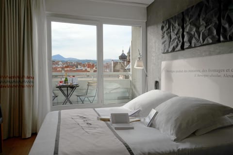 Superior Room, 1 Queen Bed, Balcony, Mountain View (Vue sur Puy de DÃ´me & la CathÃ©drale) | Premium bedding, in-room safe, individually furnished, desk