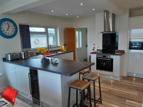 kitchen breakfast bar