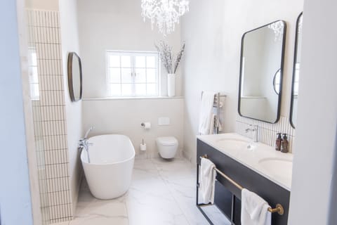Werf Deluxe Suite | Bathroom | Eco-friendly toiletries, hair dryer, heated floors, towels