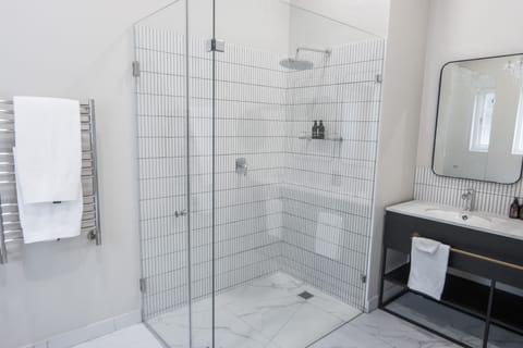 Werf Deluxe Suite 10 | Bathroom | Eco-friendly toiletries, hair dryer, heated floors, towels