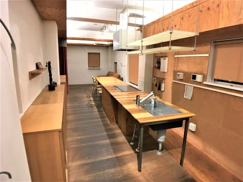 Room (/10) | Private kitchenette | Fridge, microwave, stovetop, electric kettle