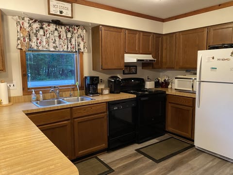 Full kitchen, electric range full size refrigerator