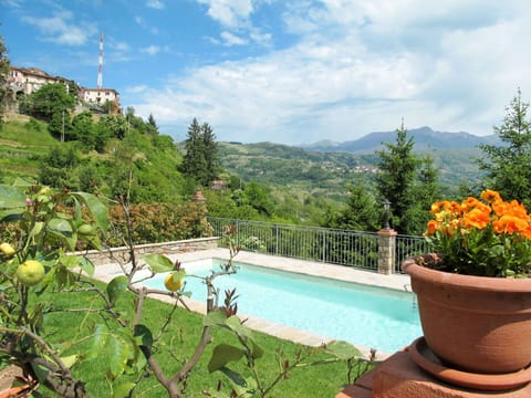 Water, Cloud, Plant, Sky, Property, Flower, Building, Swimming Pool, Azure, Natural Landscape