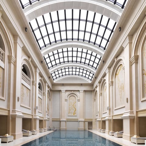 Indoor pool, sun loungers