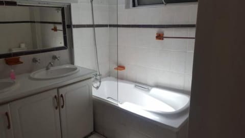 Combined shower/tub, free toiletries, towels, soap