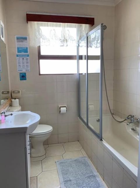 Combined shower/tub, free toiletries, towels, soap