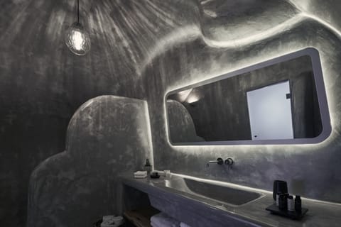 Superior Suite, 1 Bedroom, Jetted Tub, Sea View | Bathroom | Shower, rainfall showerhead, free toiletries, hair dryer