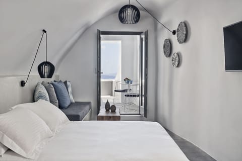 Junior Suite, 1 Queen Bed, Jetted Tub, Sea View | 1 bedroom, in-room safe, soundproofing, iron/ironing board