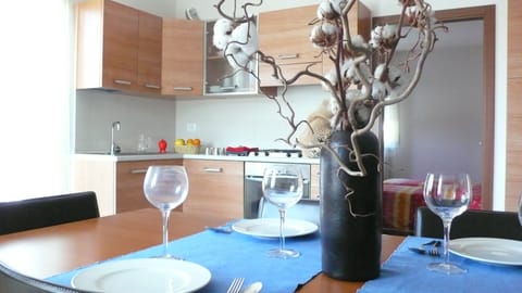 Apartment, 2 Bedrooms, Balcony, Mountain View | Dining room
