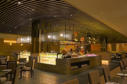 5 restaurants; breakfast, lunch, dinner, and brunch served