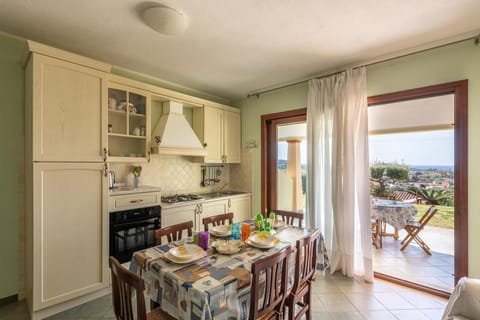 House, 3 Bedrooms, Smoking, Balcony | Dining