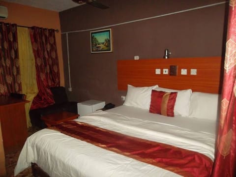 Standard Room | In-room safe, individually decorated, individually furnished, desk