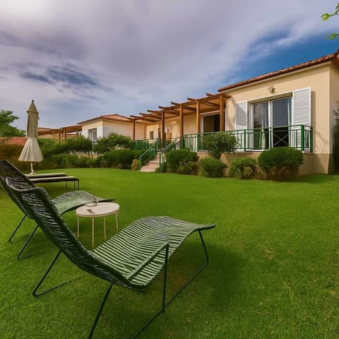 Lush Garden with Lounge Area
Recline in style and enjoy the green tranquility.