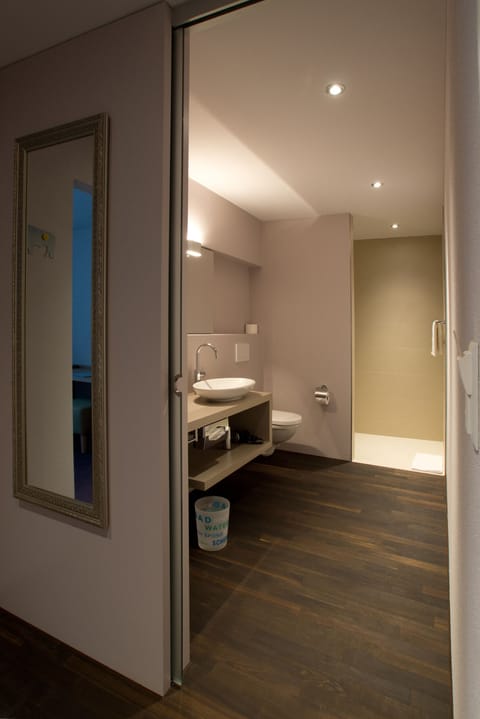 Superior Double Room | Bathroom | Shower, free toiletries, hair dryer, slippers
