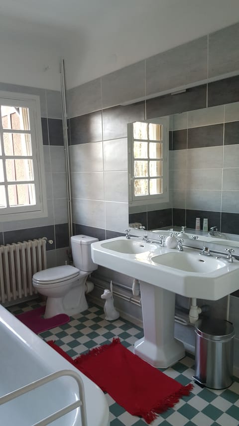 Double Room (Scina) | Bathroom | Free toiletries, hair dryer, towels, soap