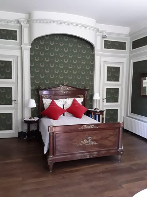 Family Room (La Queen Yvonne) | Premium bedding, down comforters, Tempur-Pedic beds