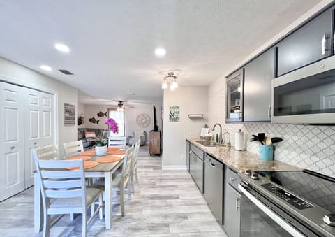 Dining area with seating for 6.