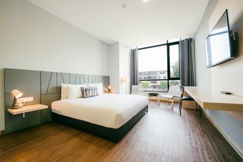 Deluxe Room | In-room safe, desk, laptop workspace, blackout drapes