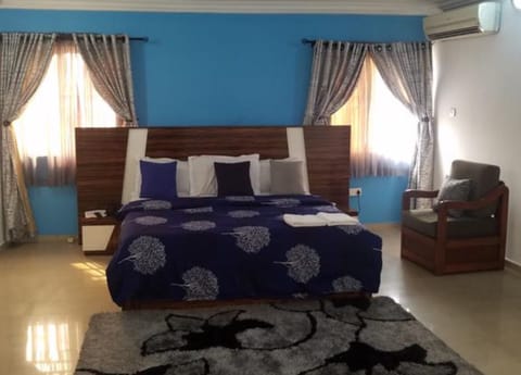 Superior Room | In-room safe, desk, iron/ironing board, bed sheets
