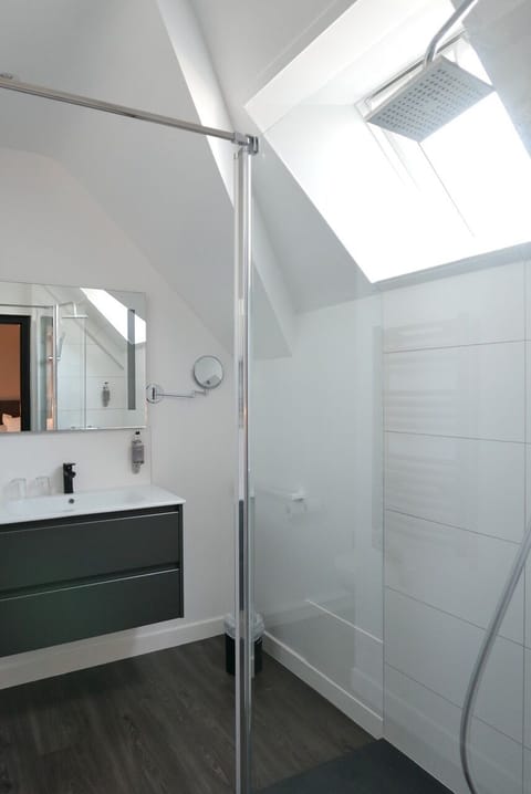 Superior Double Room, Sea View | Bathroom shower