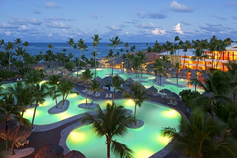 3 outdoor pools, pool umbrellas, sun loungers