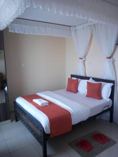 Desk, blackout drapes, free WiFi, bed sheets