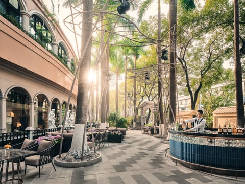4 restaurants; breakfast, lunch, dinner, and brunch served