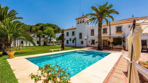 Hacienda el Corchuelo Marchena by Ruralidays