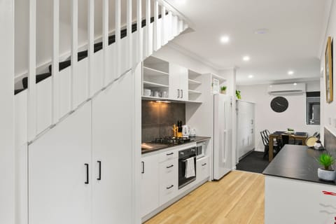 Single Room with Accessible Bathroom - Ground Floor | Shared kitchen facilities | Full-size fridge, microwave, oven, stovetop