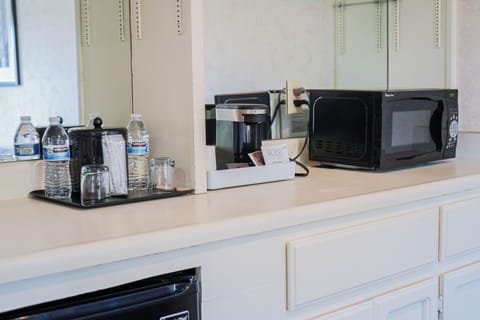 Deluxe Suite, 1 King Bed, Balcony | Premium bedding, minibar, in-room safe, desk