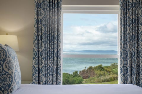 Premier Suite | Premium bedding, in-room safe, iron/ironing board, free WiFi