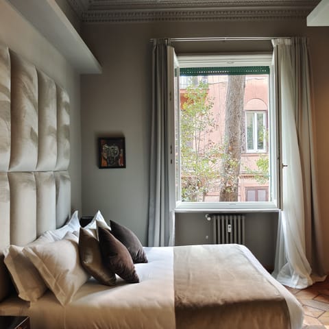 Deluxe Double Room | Minibar, in-room safe, blackout drapes, free WiFi